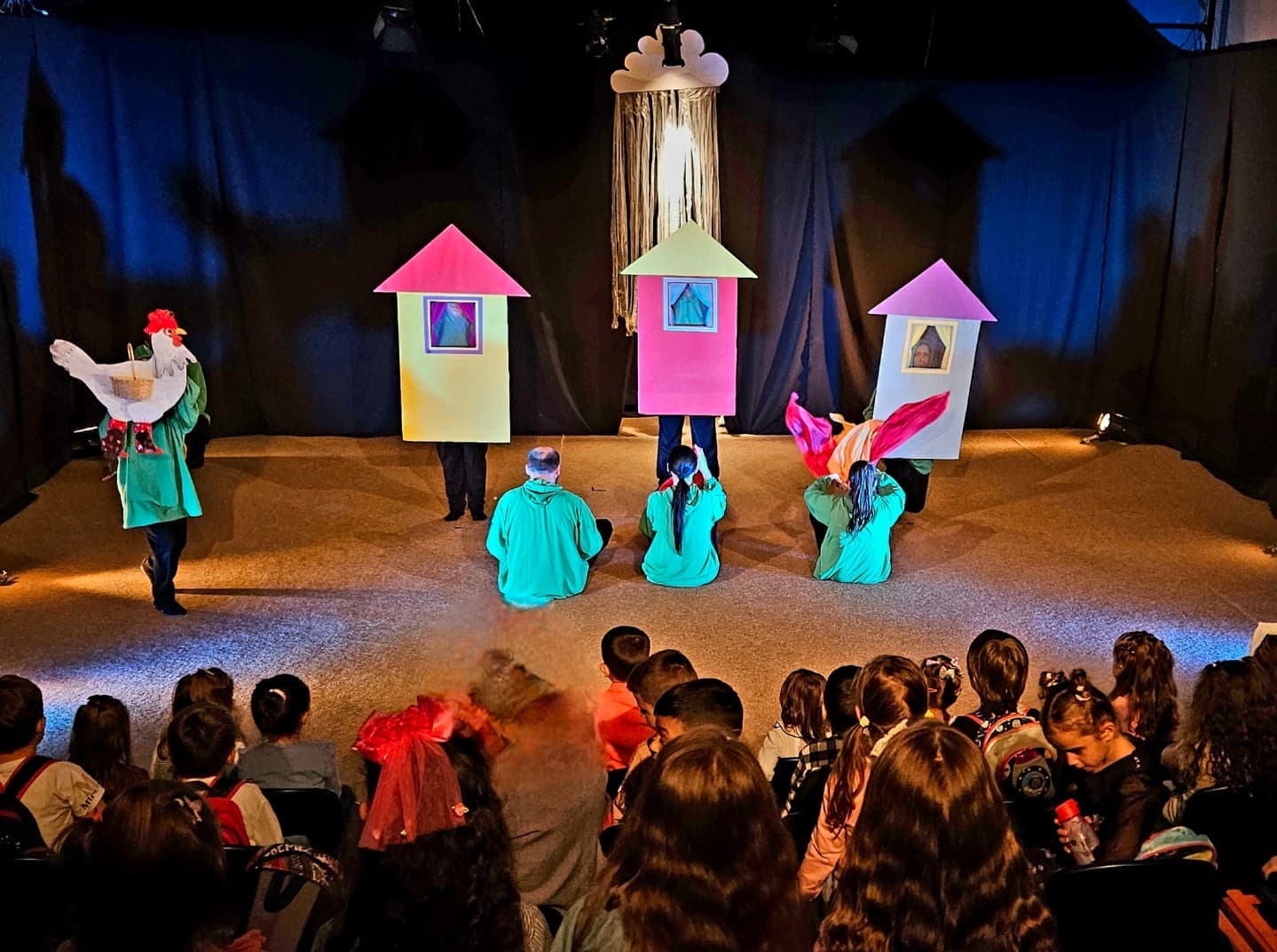 Shfaqja për fëmijë "Pula pispilluqe me çizme të kuqe” në teatrin e Prizrenit