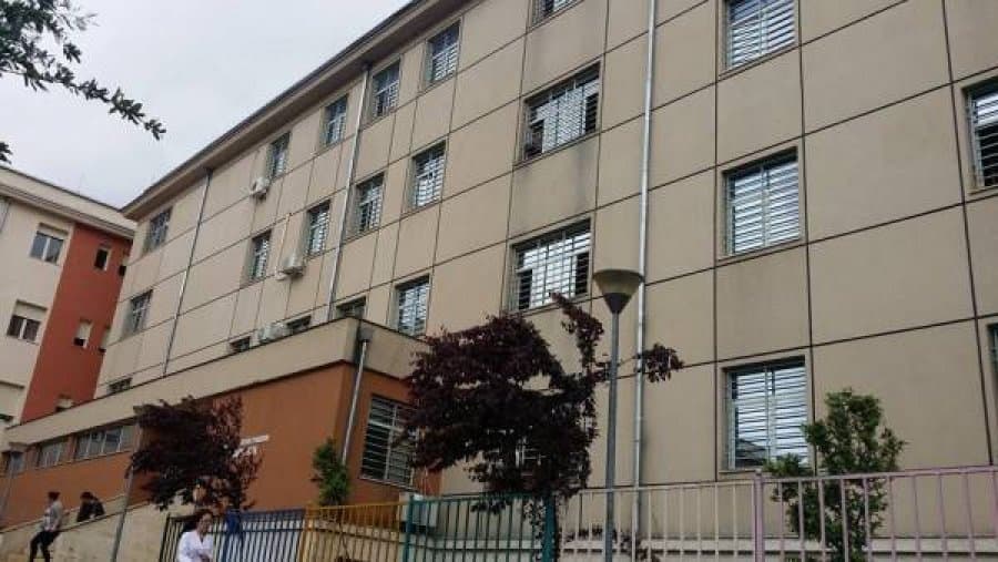 Ngjarje e rëndë në Spitalin Psikiatrik në Tiranë, 30-vjeçarja plagos dy paciente