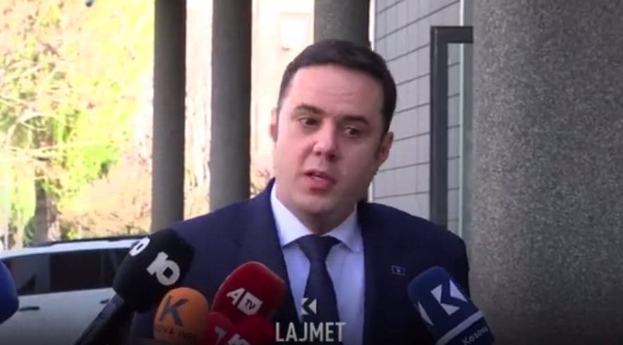 Këmbëngulësia e opozitës: Herë na shajnë, herë na i kërkojnë votat (VIDEO)