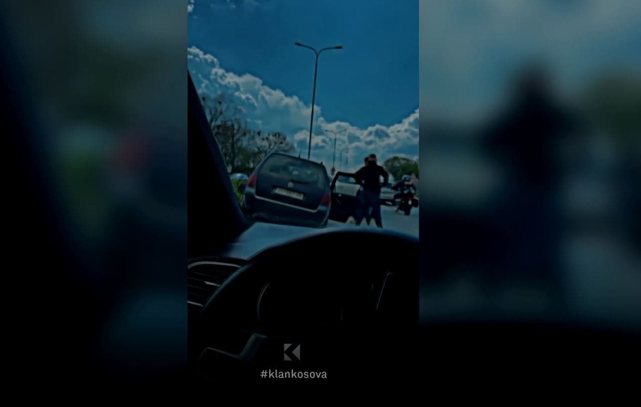 Aksident mes dy veturave në Zonën Industriale në Prishtinë (VIDEO)