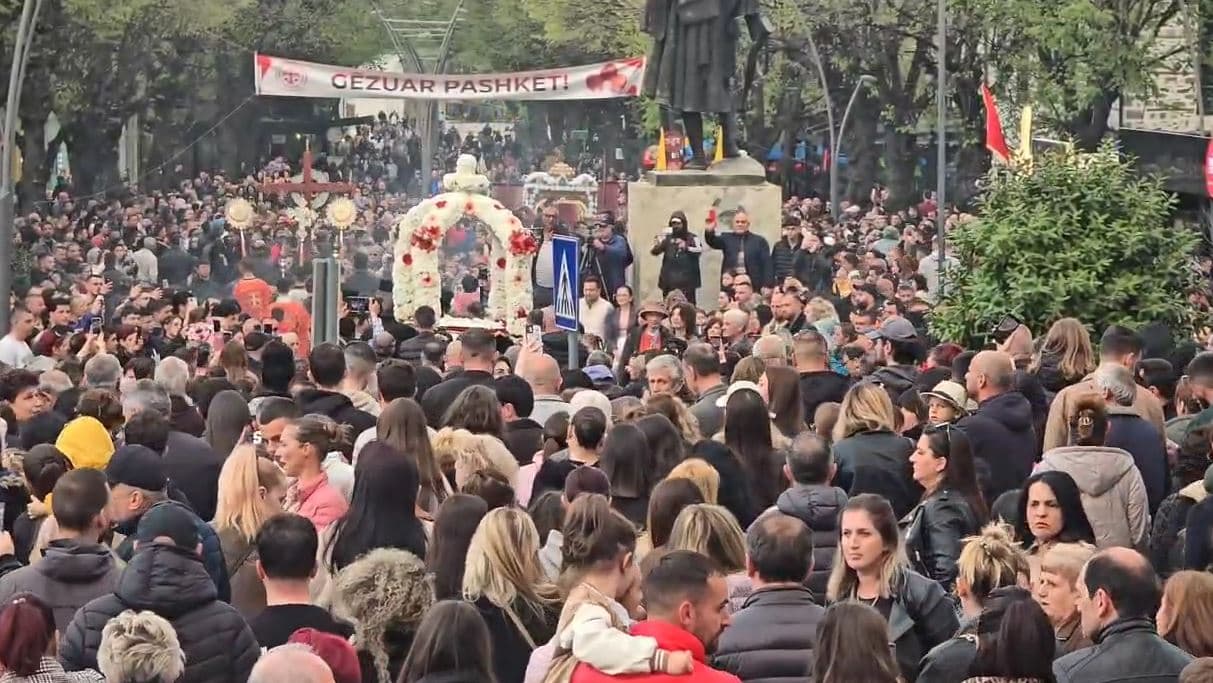 Shqipëri: Besimtarët e krishterë kryejnë ritualet e Ditës së Shenjtë