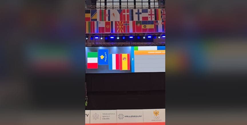 Momenti kur ngritet flamuri i Kosovës në Podgoricë, pasi Distria e mori të artën (VIDEO)