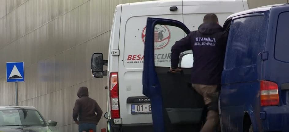 Dërgohet në Turqi për trajtim sigurimi që u plagos gjatë grabitjes së armatosur në Veternik