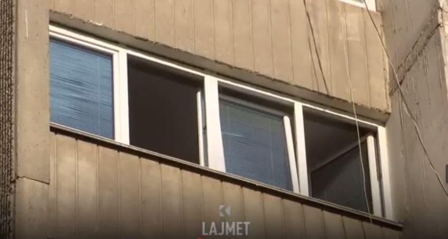 Po i lante xhamat, 26-vjeçarja bie nga kati i shtatë (VIDEO)