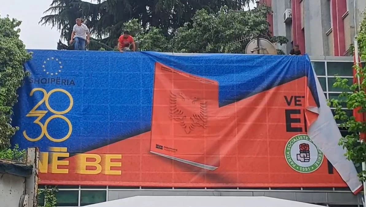 Në prag të mbylljes së fushatës, godina e PS ‘mbulohet’ nga posteri gjigant