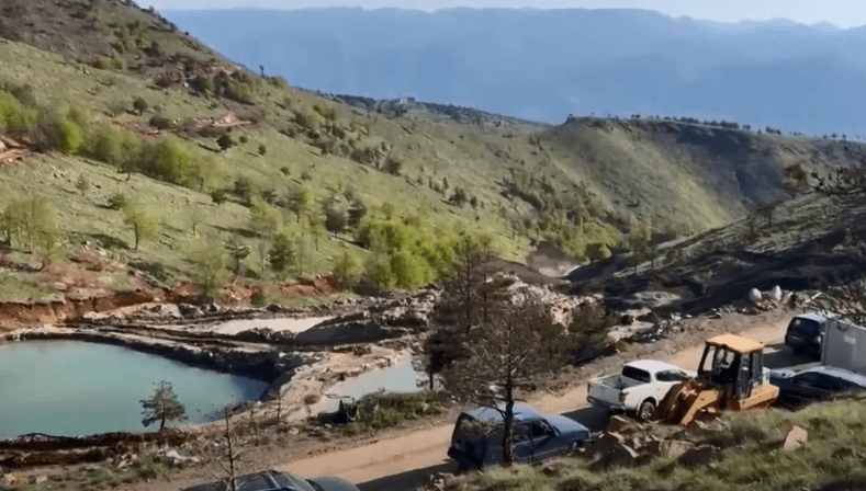 Vazhdojnë kërkimet për të riun që e zuri dheu në Shqipëri, ndihmon ushtria e Kosovës