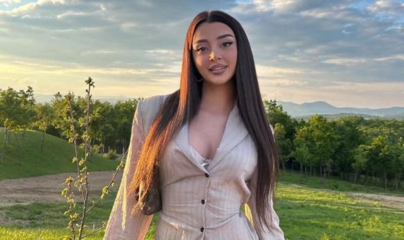 Ana Ejupi vezulluese në fotografinë e fundit