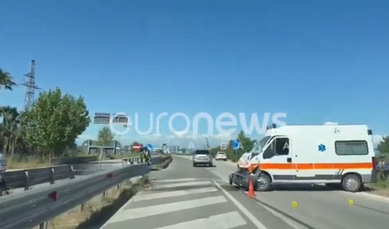 Kamioni përplaset me ambulancën, 4 të plagosur në Fier