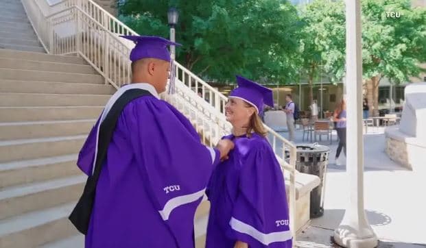 Nënë e bir diplomojnë së bashku në Teksas në fundjavën e Ditës së Nënës