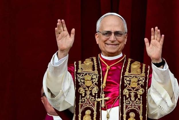 Pikëpyetje për orën që vendosi Papa Leo në paraqitjen e parë