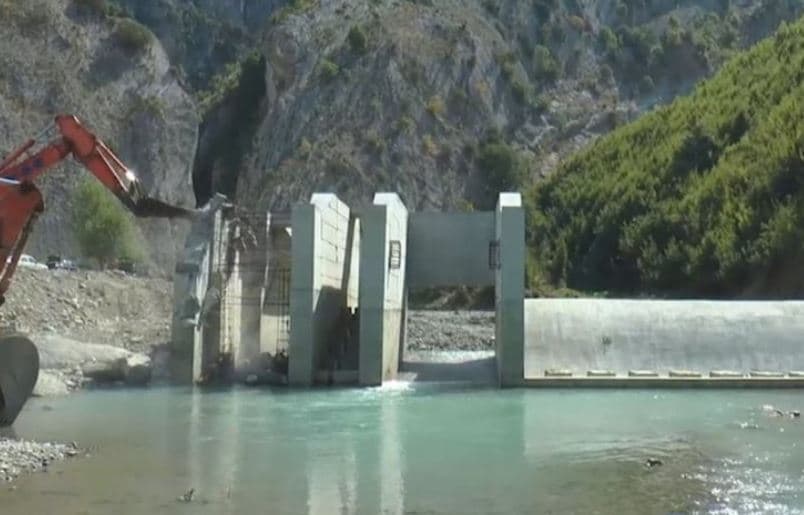 Tragjedi në Gramsh: Vdesin dy të rinj nga shembja e dheut në një kantier ndërtimi