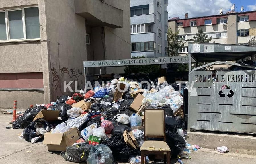 Vazhdon problemi me mbeturinat, rruga "Rexhep Luci" e stërmbushur nga bërlloku