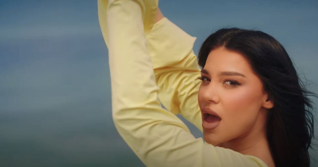 Dhurata Dora e publikon këngën "Vonë" (VIDEO)