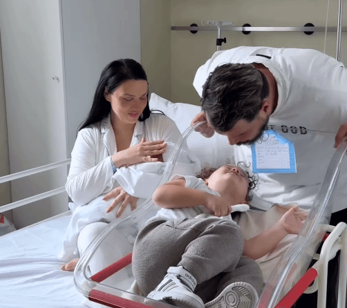 Einxhel Shkira sjell në jetë djalin e dytë (VIDEO)