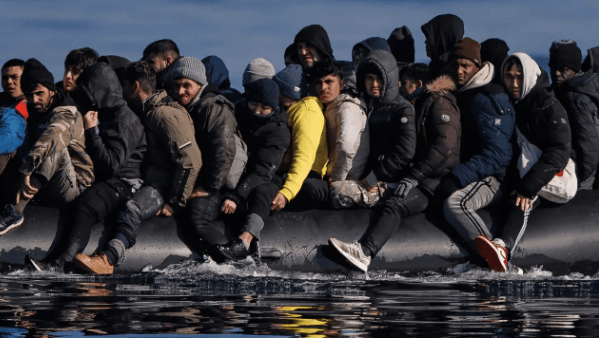 Pas refuzimit nga Shqipëria, Starmer i kërkon Kosovës të pranojë ngritjen e kampeve të emigrantëve