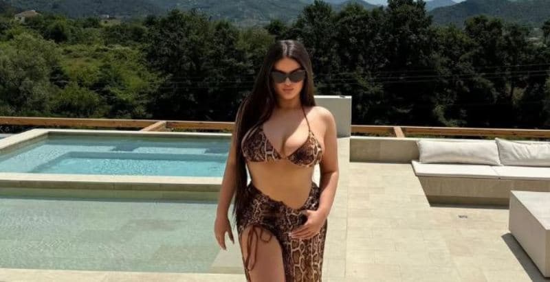 Enca “e nxehtë” në pozat e fundit me bikini