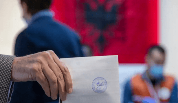 Shpallen në kërkim dy persona për shitblerjen e votës në Kukës