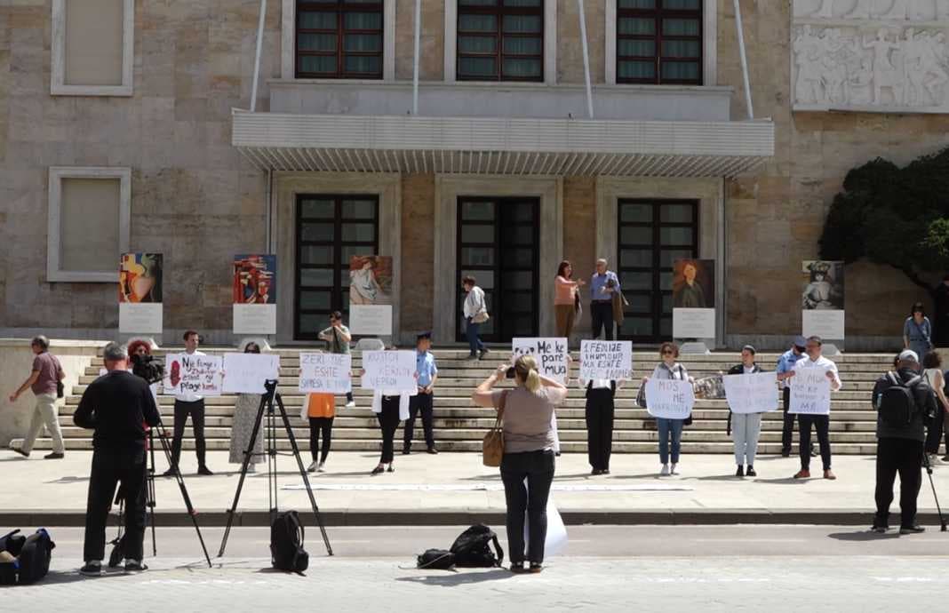 Në Shqipëri rezultojnë të humbur 12 fëmijë që prej 30 vitesh