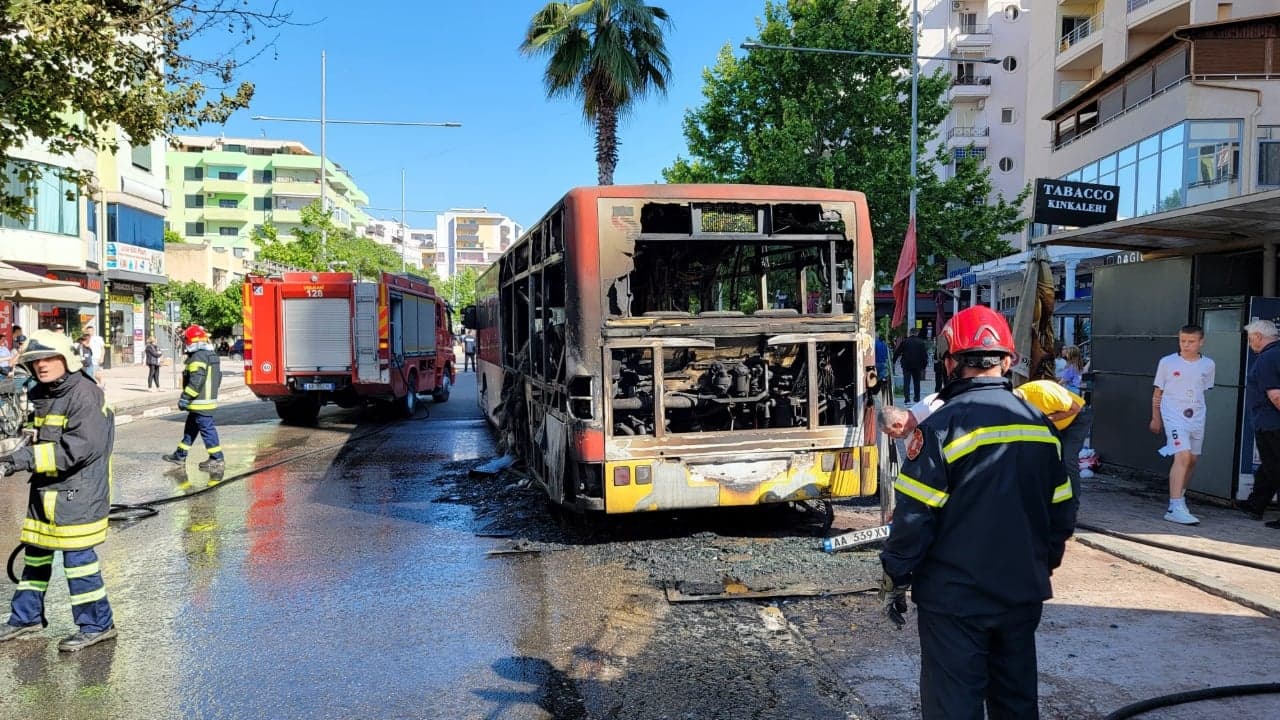 Panik në Durrës, autobusi merr flakë ndërkohë që pasagjerët ishin brenda