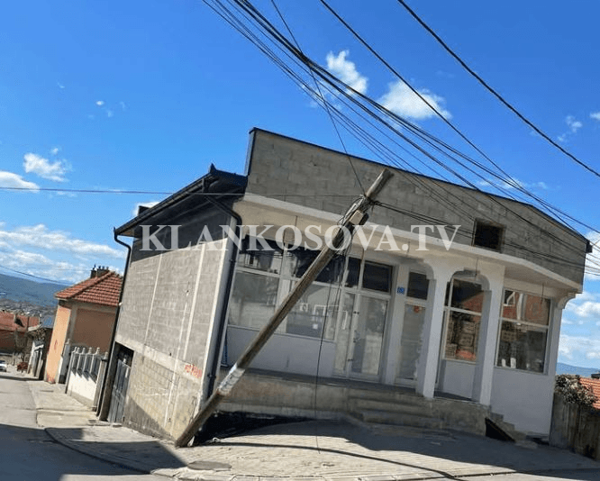 Shtylla elektrike e shtrembëruar në “Tusuz” të Prizrenit, rrezik për banorët