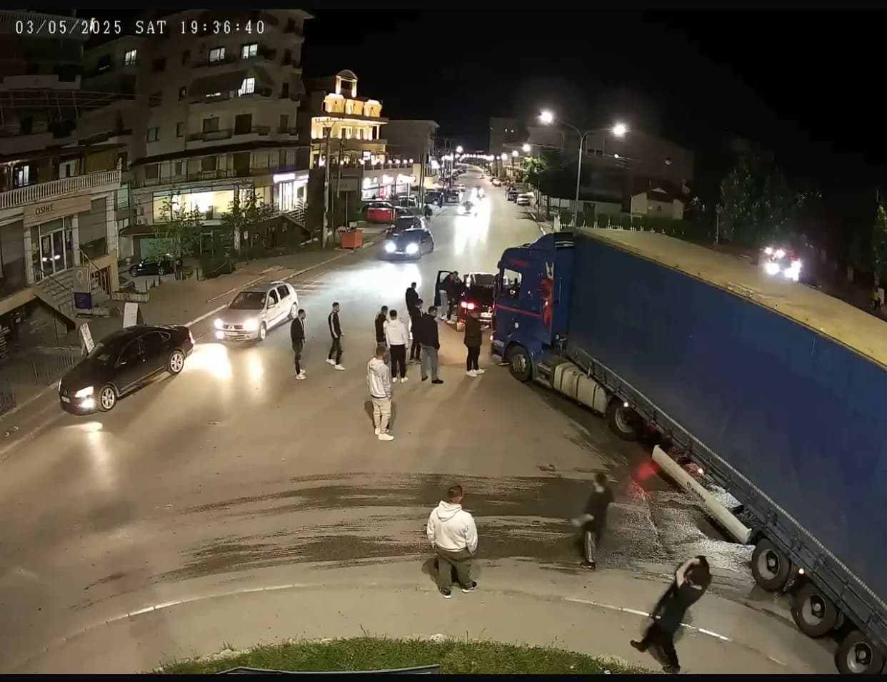 Deputeti i PD-së përfshihet në sherr, godet shoferin e kamionit (VIDEO)