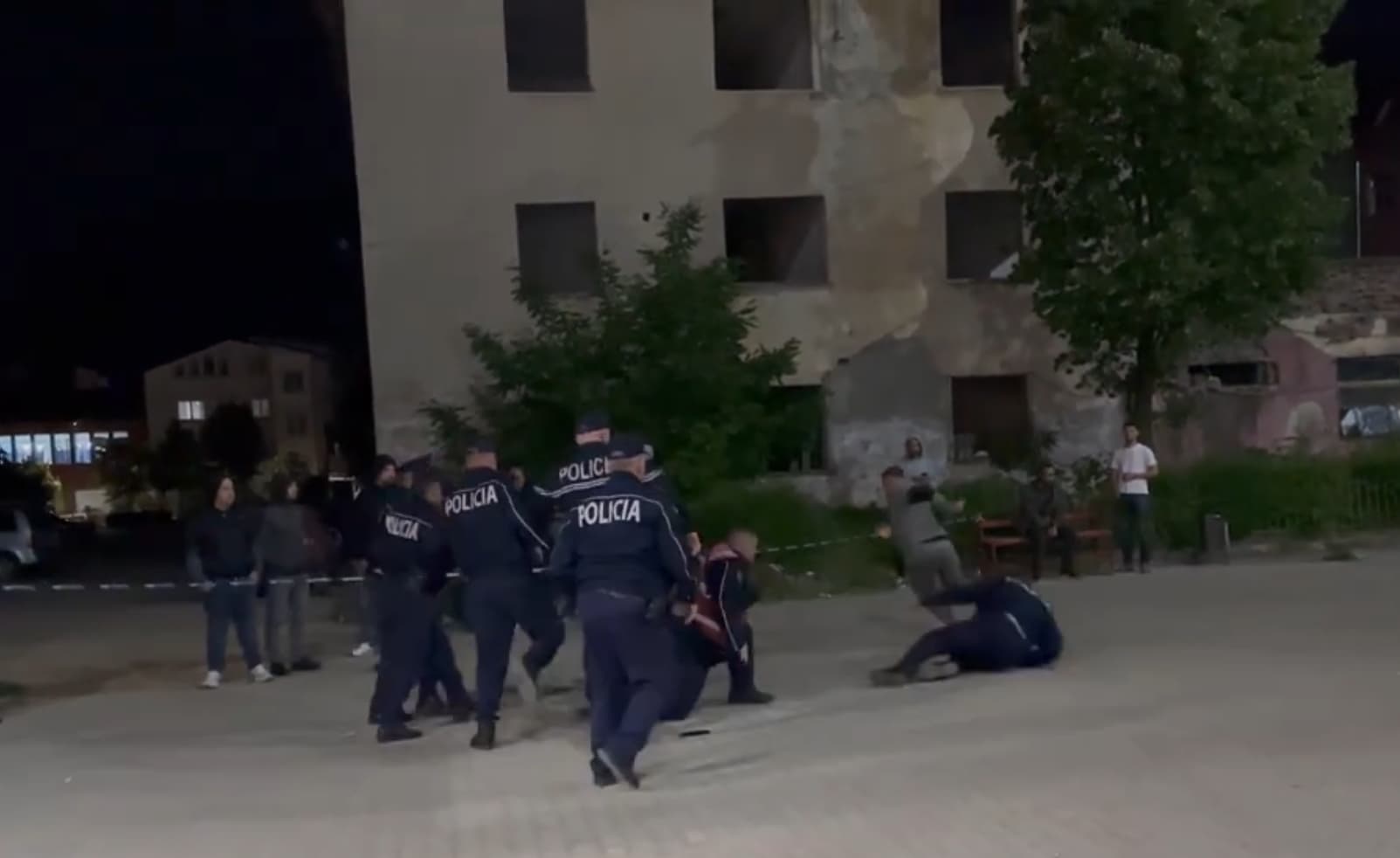 Tensione në Kukës: Sherr në qendrën e numërimit, i riu ikën para syve të Policisë (VIDEO)