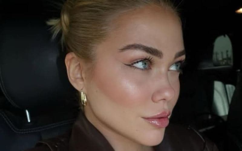 Keisi Medini ndan me ndjekësit e saj një “selfie” nga vetura