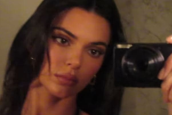 Kendall Jenner pozon para pasqyrës, duket mahnitëse