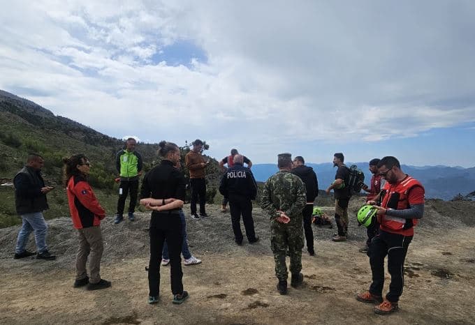 Pezullohet përkohësisht operacioni për të riun që e zuri dheu në Shqipëri