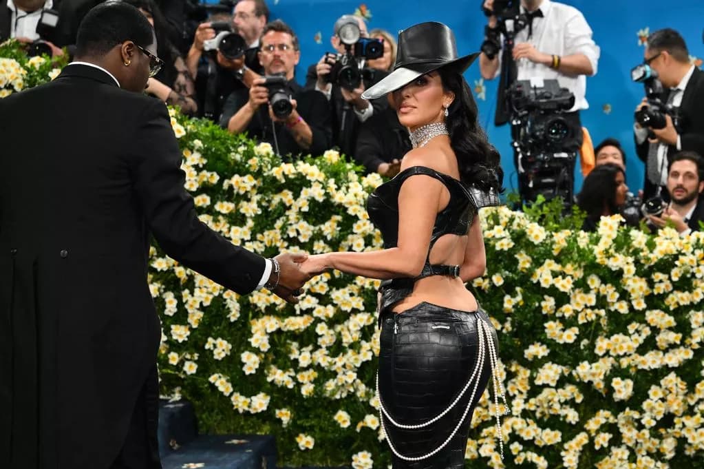 Sigurimi ia shkeli fustanin, kështu reagoi Kim Kardashian (VIDEO)