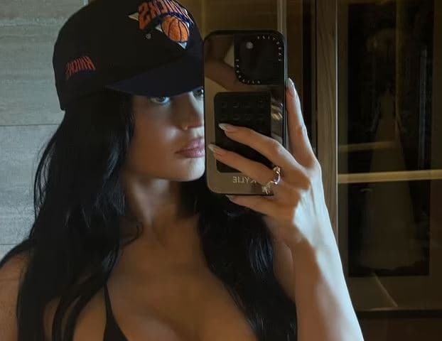 Kylie Jenner ia tregon të gjitha pasqyrës