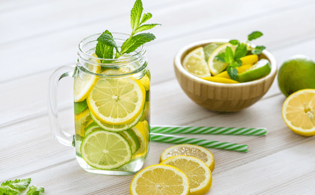 Ujë me limon: Zakoni që ndryshon mëngjesin tuaj