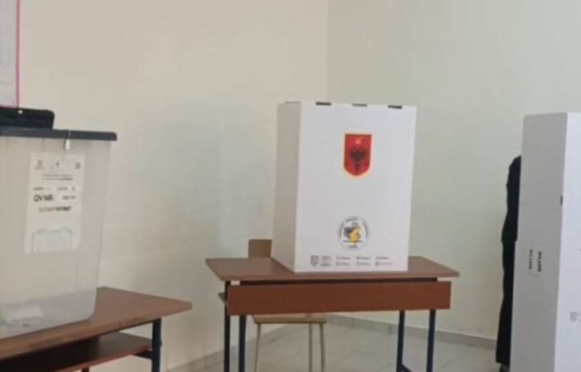 Fotografoi votën e tij gjatë votimit, arrestohet një person në Librazhd