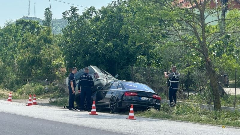 Dy automjete përfundojnë jashtë rruge në Peqin, lëndohen rëndë dy persona
