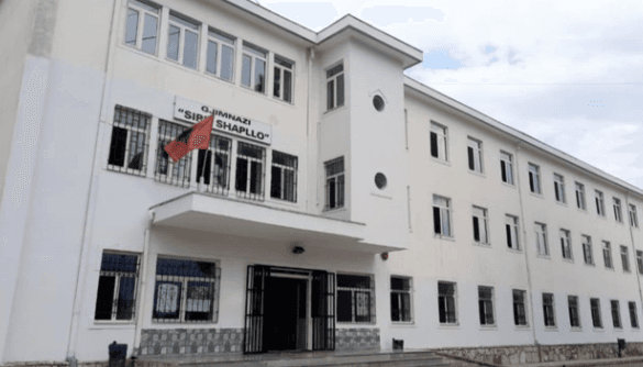 Nxënësi 17-vjeçar hidhet për 10 euro nga dritarja e gjimnazit në Gjirokastër