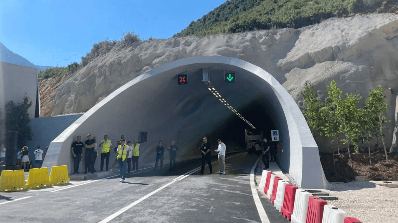 Rihapet tuneli i Llogorasë, pa pagesë deri në 15 shtator