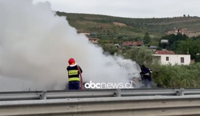 Vetura përfshihet nga flakët derisa ishte duke ecur, shpëtojnë mrekullisht shoferi dhe pasagjeri (VIDEO)