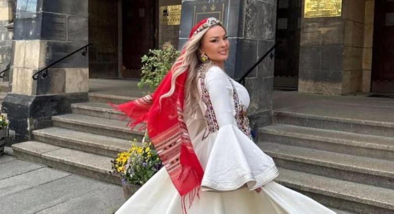 Violetë Kukaj me veshje kombëtare në një koncert në Chemnitz të Gjermanisë