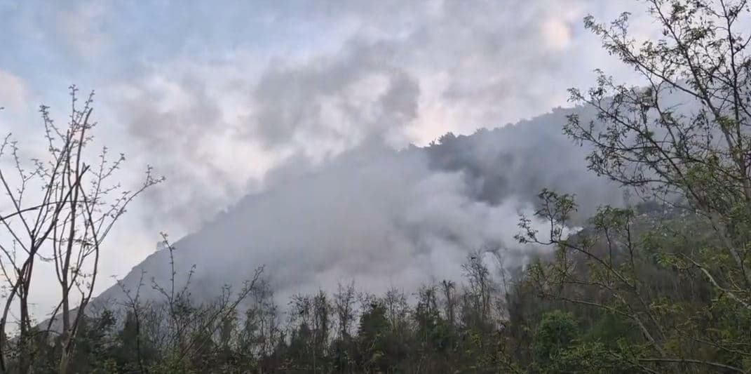 Shpërthen zjarr në afërsi të ish-hekurudhave në Prizren, s’ka të lënduar
