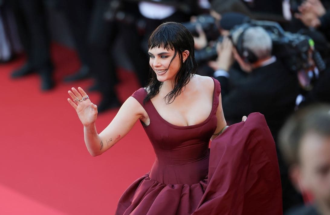 Cara Delevingne shfaq ngjyrë të errët flokësh në Kanë