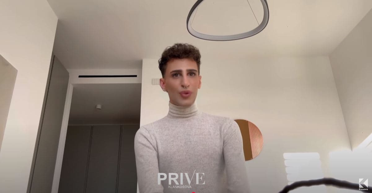 Xhulio që po bën senzacion në rrjete sociale (VIDEO)