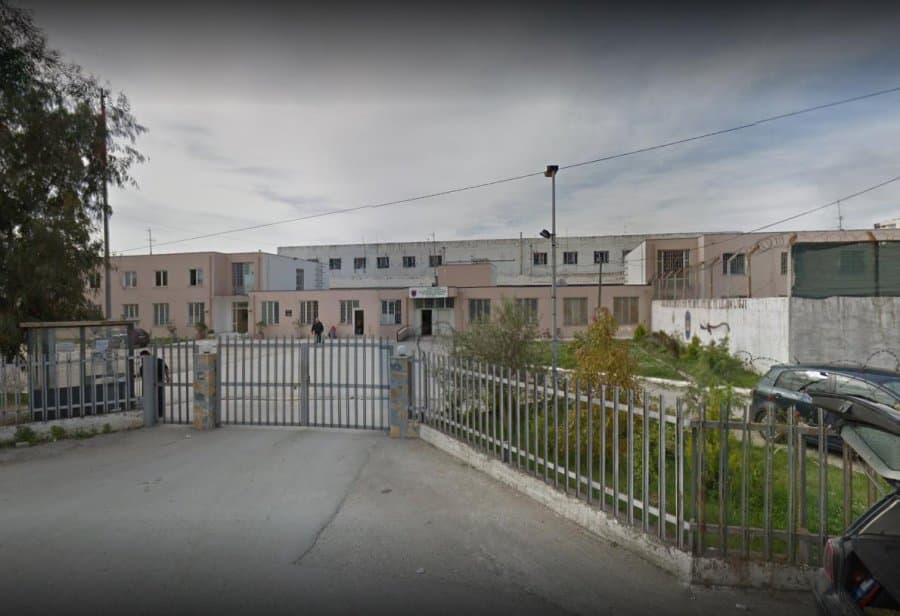 Sekuestrohen 10 telefona në burgun e Durrësit, përdoreshin nga të dënuarit në qeli