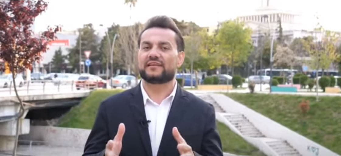 Shoqërohet në komisariat kandidati i PD në Fier, kundërshtoi policët që po hiqnin banderolën