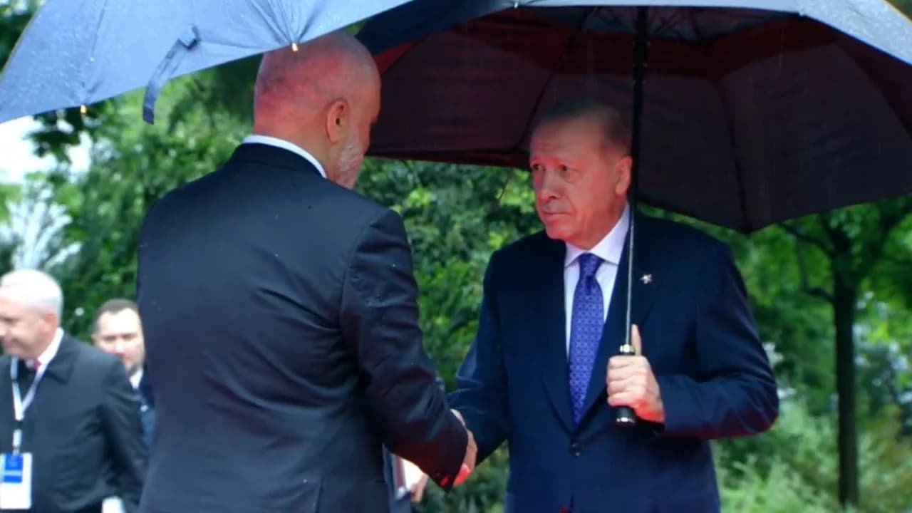 Erdogan mbërrin në Tiranë: Në Shqipëri e gjithë bota do të thërrasë zërin e paqes