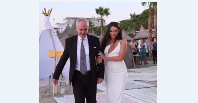 Jonida kujton të atin me një kolazh fotografish (FOTO)
