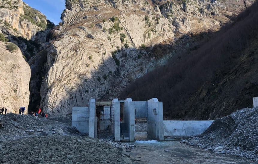 Shkëputet një masiv dheu në një hidrocentral në ndërtim në Gramsh, zë poshtë dy punonjës