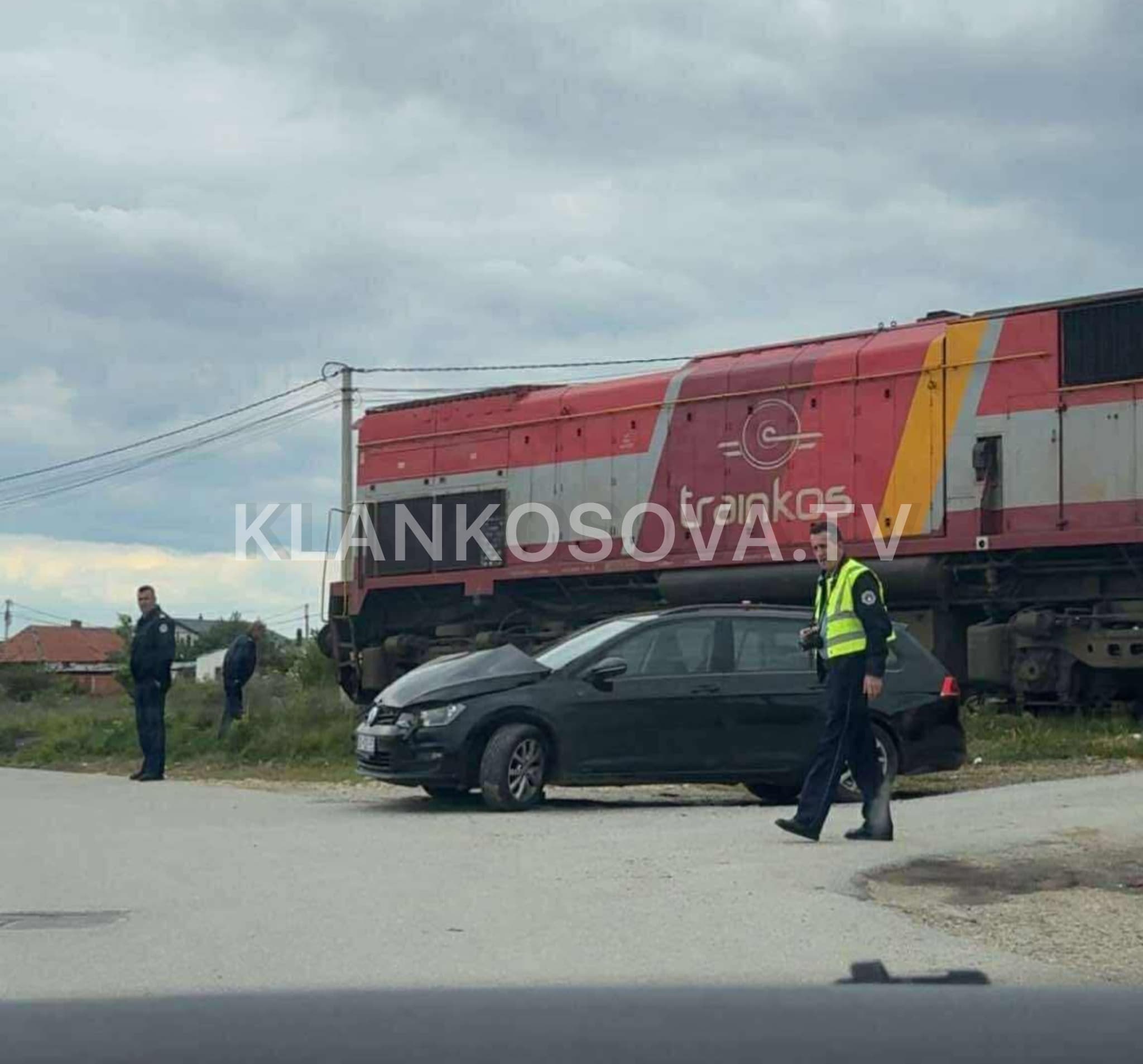 Aksidenti në Fushë-Kosovë, treni goditi veturën (VIDEO)