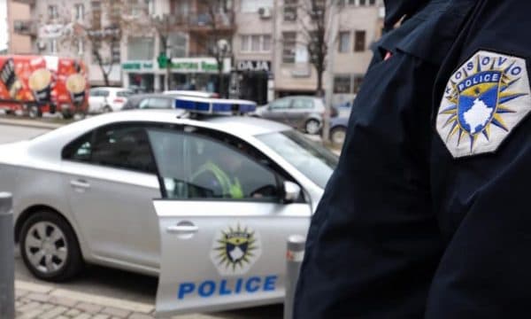 AK-47, drogë dhe pajisje elektronike të konfiskuara nga bastisjet në Prishtinë