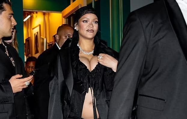 Rihanna shfaq barkun e saj të fryrë me një kostum seksi prej mëndafshi