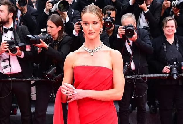 Rosie, mishërim i elegancës me një fustan të kuq joshës në Kanë